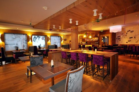 [Translate to English:] Hotelbar mit Lounge